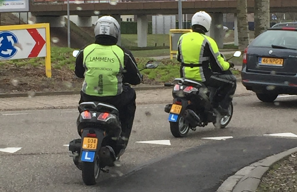Lammens rijschool scooter brommer rijbewijs in 1 dag in Almere